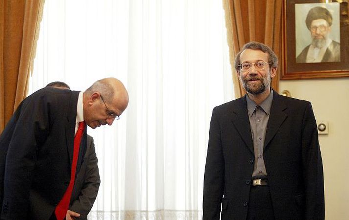 Engu er líkara en Mohammed ElBaradei, fyrirmaður Alþjóða kjarnorkustofnunarinnar, sé þarna að hneigja sér fyrir Ali Larijani, fulltrúa Írans, á fundi þeirra í apríl í fyrra.
