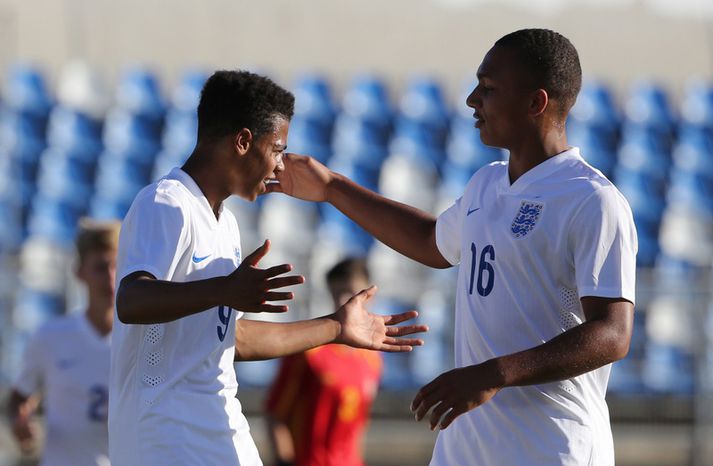 Lukas Nmecha fagnar marki með enska unglingalandsliðinu.