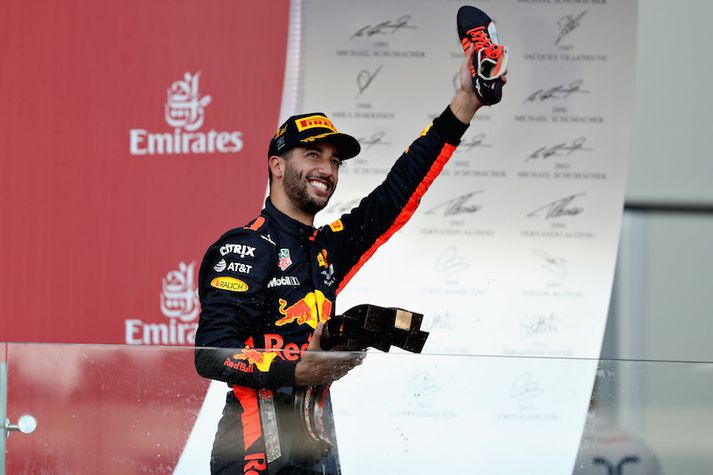 Daniel Ricciardo með skóinn fræga og fyrsta sætis bikarinn sem hann hreppti í dag.