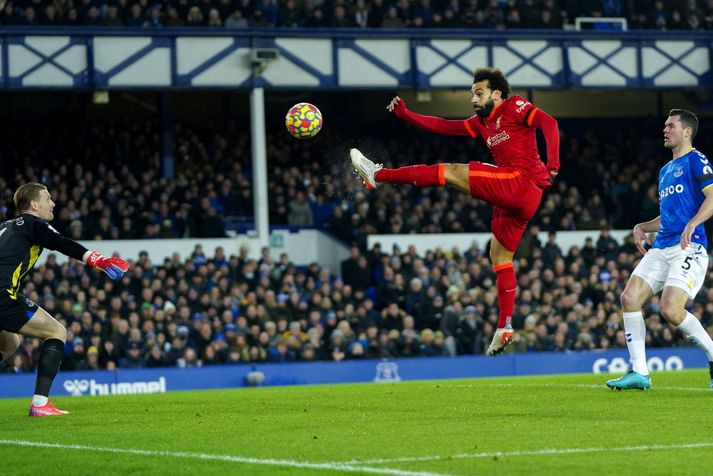 Mohamed Salah á flugi í leiknum á móti Everton.