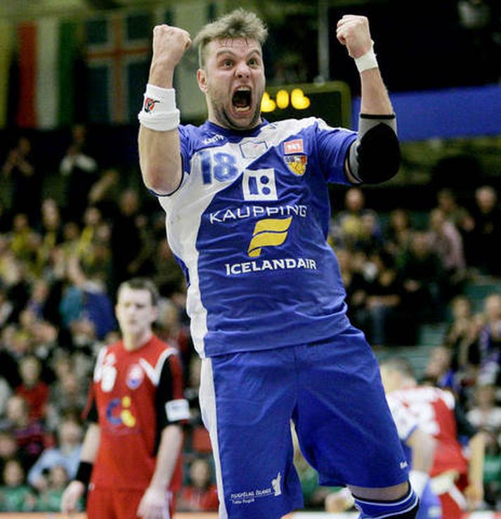 Róbert Gunnarsson fagnar marki í leiknum gegn Slóvakíu í gær.