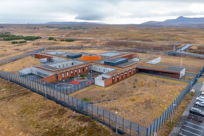 Maðurinn var vistaður á Hólmsheiði. 