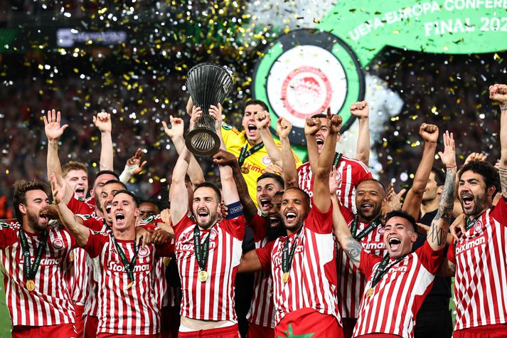 Kostas Fortounis, fyrirliði Olympiacos, lyftir Sambandsdeildarbikarnum.