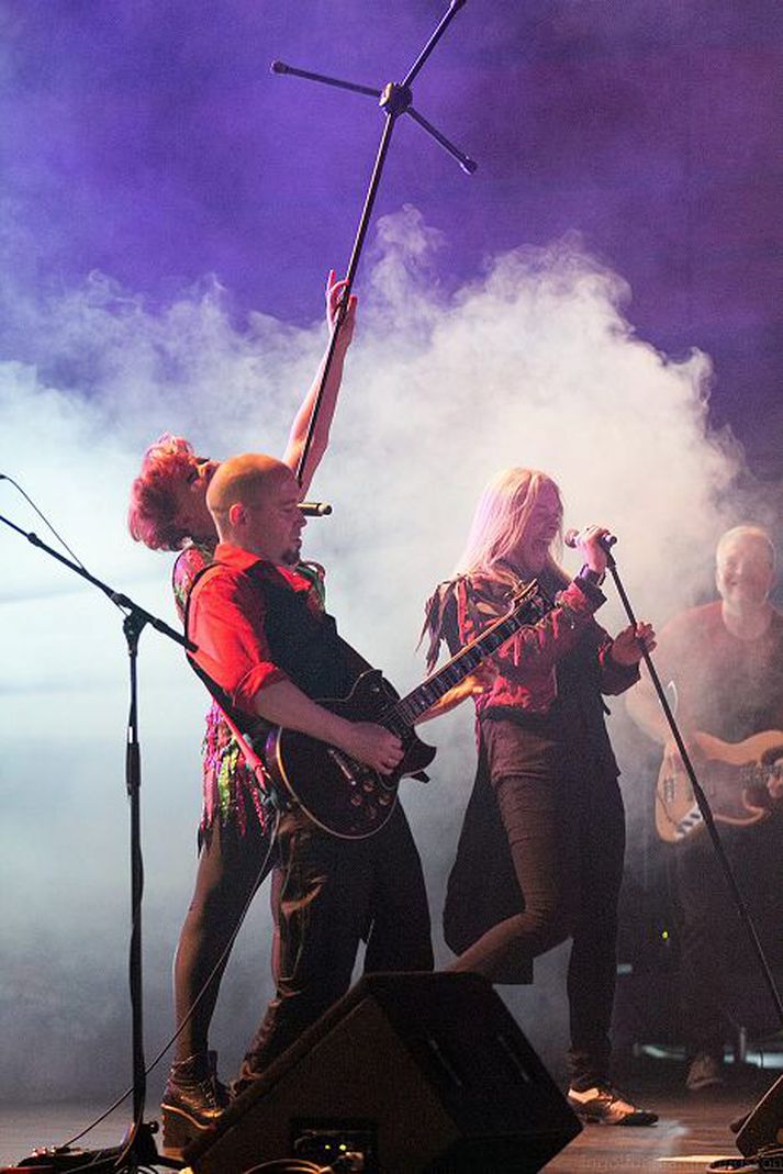 Hljómsveitin Todmobile kemur fram ásamt gítarleikara Genesis, Steve Hackett, í Eldborgarsal Hörpu í vetur.