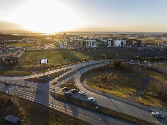 Samkomulagið felst meðal annars í að Valur mun endurbyggja og fjármagna gervigrasvöll vestan Arnarhlíðar á komandi ári. Reykjavíkurborg mun svo endurgreiða kostnað við völlinn á árunum 2025 til 2027 og verður hann þá í eigu borgarinnar.