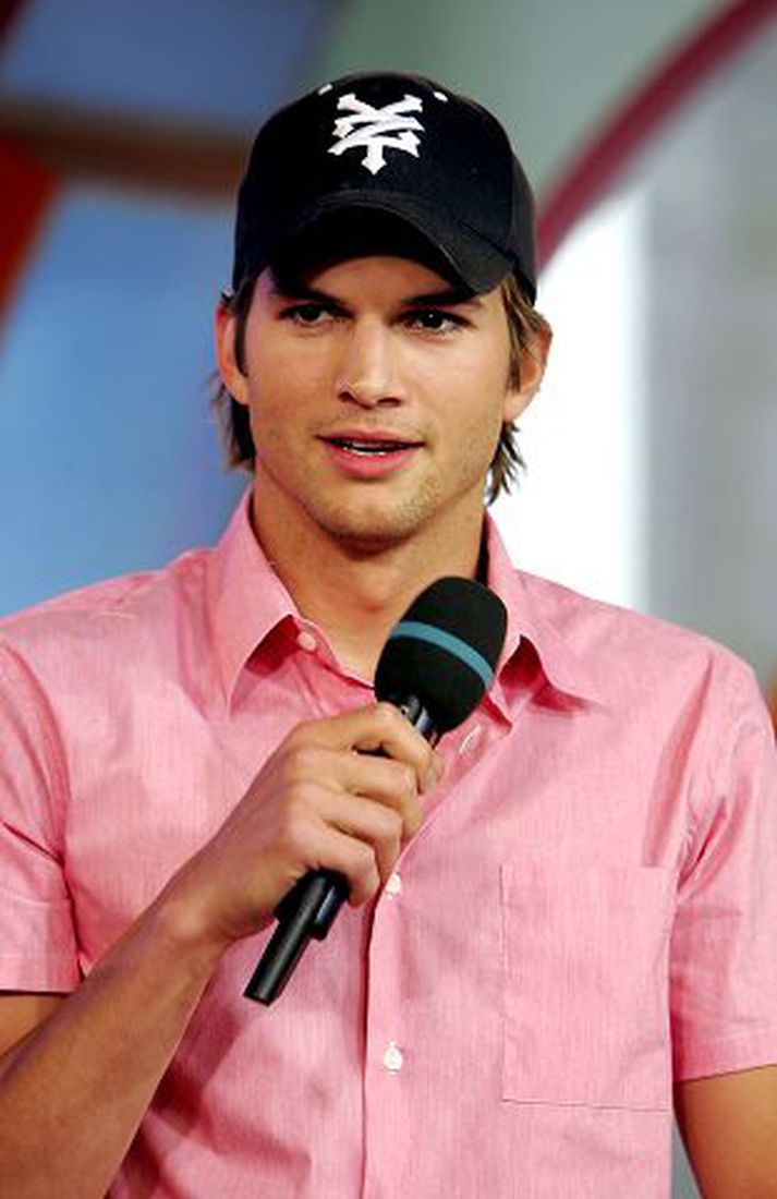 Ashton Kutcher er með bakþanka yfir að hafa neitað hlutverki Supermans í nýju myndinni.