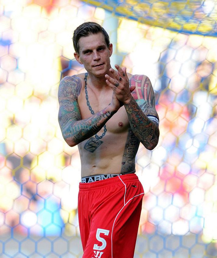Daniel Agger þakkar stuðningsmönnum Bröndby fyrir leikinn í gær.