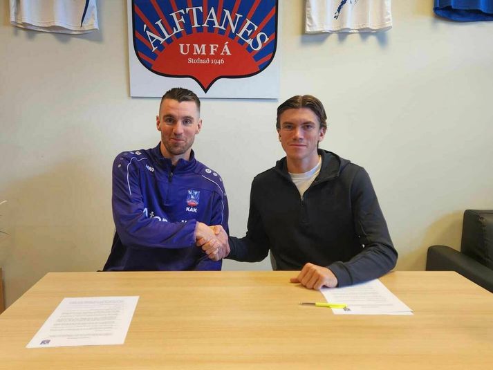 Viktor ásamt Kjartani Atla Kjartanssyni, þjálfara Álftaness