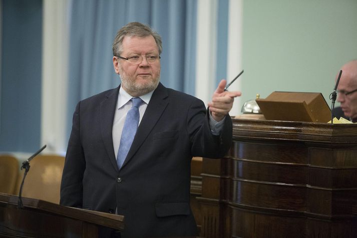 Össur Skarphéðinsson fyrrverandi utanríkisráðherra segir ekkert nýtt í evrópustefnu ríkisstjórnarinnar sem kynnt var í gær. Hún sé yfirklór eftir að ríkisstjórninn hafi farið um eins og flóðhestur í postulínsbúð.