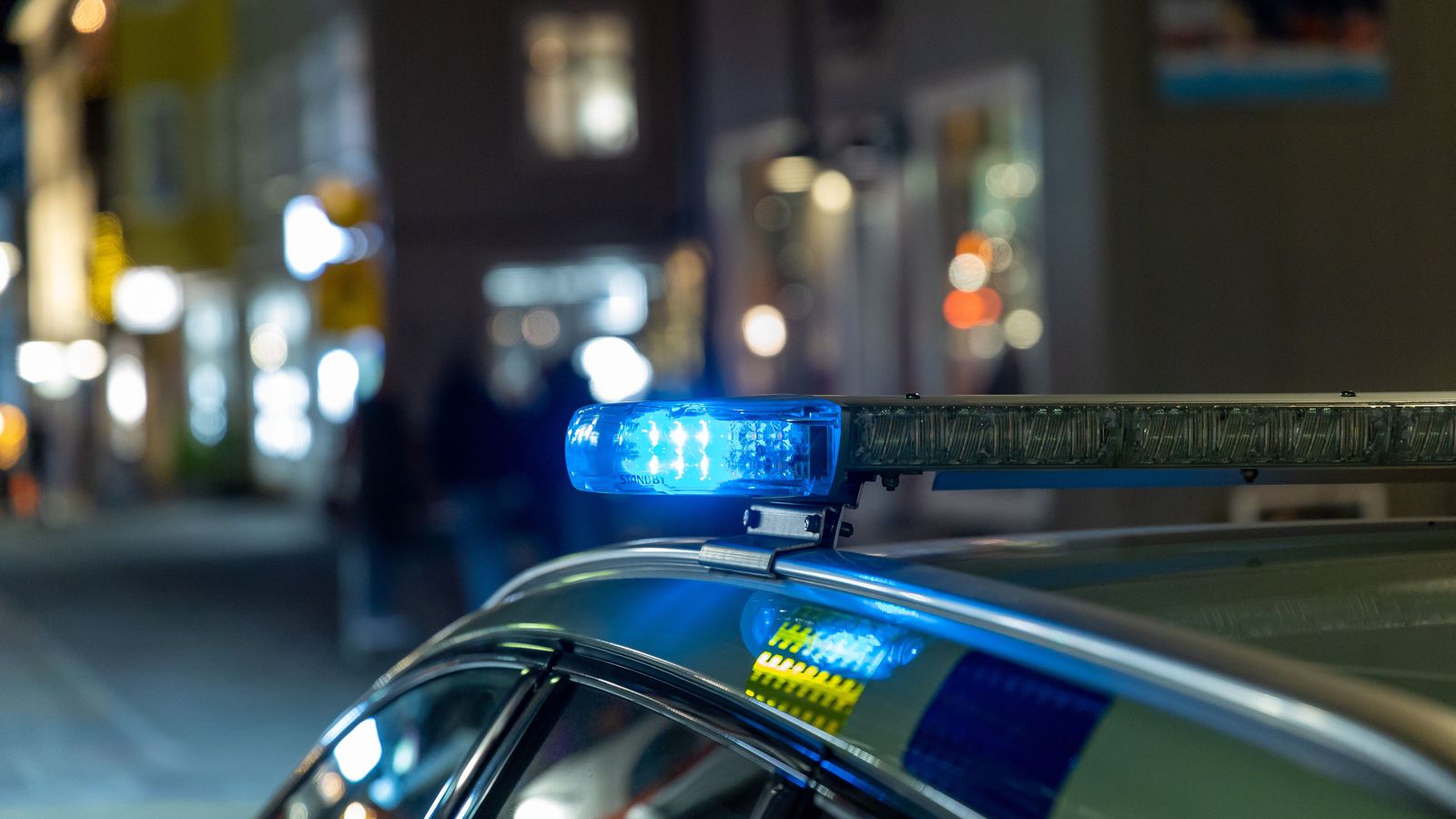 Reyndi að flýja lög­reglu en endaði uppi á kanti