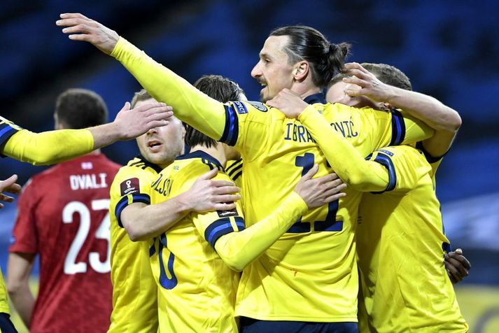 Zlatan Ibrahimovic og félagar í sænska landsliðinu fagna sigurmarkinu í gær.