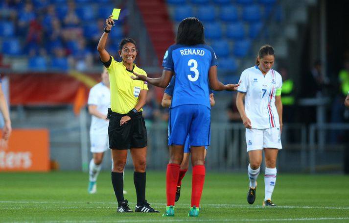 Wendie Renard fær afar ódýrt gult spjald frá Vitulano dómara í leik Frakka og Íslands. Skömmu síðar slapp Sigríður Lára Garðarsdóttir með skrekkinn en tækling hennar verðskuldaði gult spjald hið minnsta.