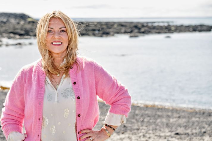Einmanaleiki er svo mikill heimsfaraldur að Bretar hafa stofnað ráðuneyti til að sporna við einmanaleika. Sigríður Hulda Jónsdóttir, eigandi SHJ ráðgjafar, segir fólk geta verið nístandi einmana með fjölskyldu eða í vinahóp. Oft sé sárara að vera einmana í hjónabandi en að vera einmana og makalaus. 