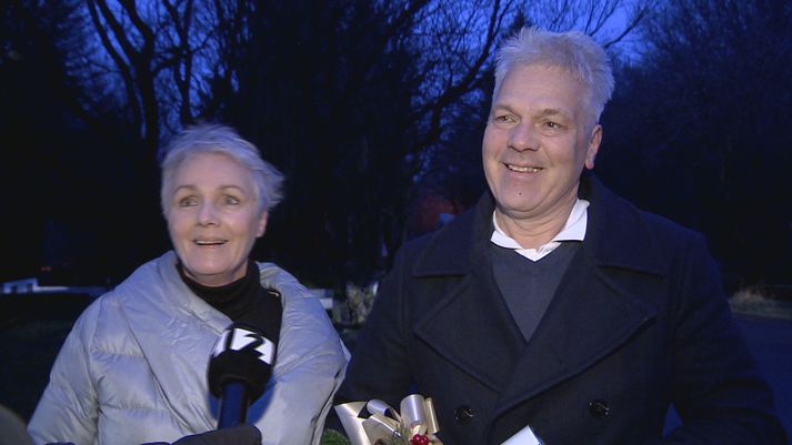 Systkinin Ragna og Guðmundur í Fossvogskirkjugarði í morgun.