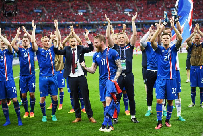 Aron Einar Gunnarsson, fyrirliði íslenska landsliðsins, fagnar vel heppnuðu víkingaklappi eftir sigurinn á Austurríki.