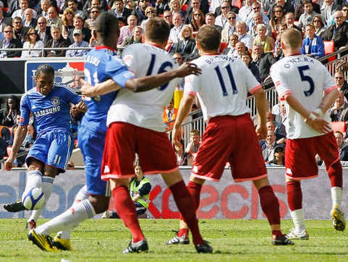 Didier Drogba skorar hér sigurmark sitt í leiknum í dag.