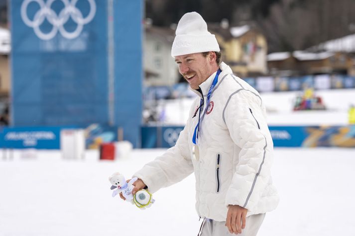 Ben Ogden fagnar silfurverðlaunum sínum á Vetrarólympíuleikunum í gær.