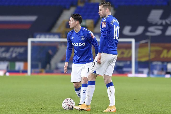 James Rodriguez og Gylfi Sigurðsson standa við boltann í aukaspyrnu Everton fyrr á tímabilinu.