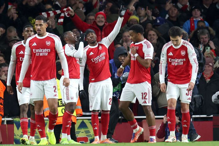 Noni Madueke  fagnar marki sínu í kvöld en við hlið hans er Eberechi Eze.