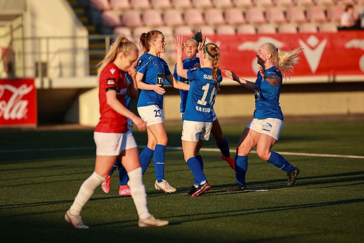 Stjörnukonur fagna eftir að Hildigunnur Ýr Benediktsdóttir minnkaði muninn í 2-1 gegn Val.