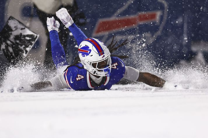 Það er kalt í Bandaríkjunum þessa helgina og því er von á snjóleik í dag eins og James Cook og Buffalo Bills félagar fengu að kynnast á dögunum.