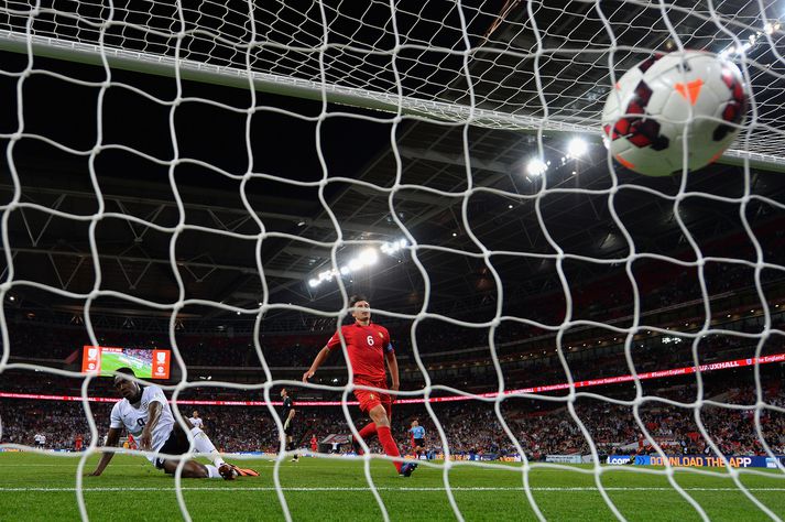 Welbeck horfir á eftir boltanum í netið í kvöld.