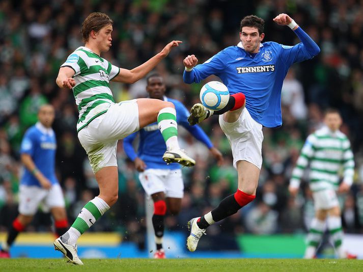 Kyle Laferty hjá Rangers í baráttu við Thomas Rogna hjá Celtic.