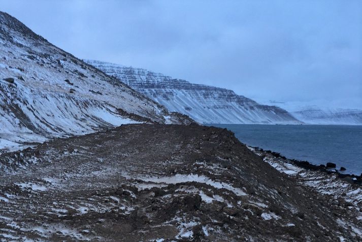 Þegar mótar fyrir nýju vegstæði Vestfjarðavegar um Mjólkárhlíð í Arnarfrði.