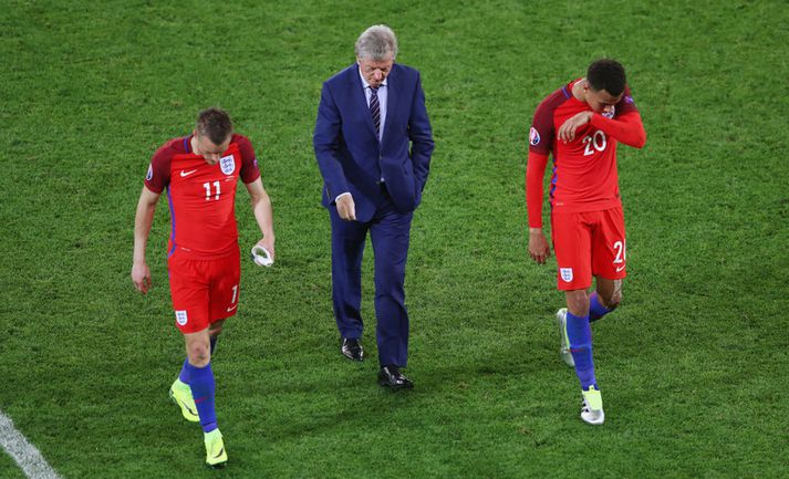 Roy Hodgson gengur af velli í kvöld ásamt þeim Jamie Vardy og Deli Alli.