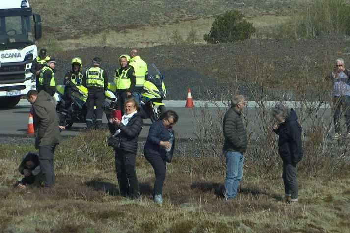 Ferðamennirnir biðu utan rútunnar meðan annar bílstjóri var kallaður út.