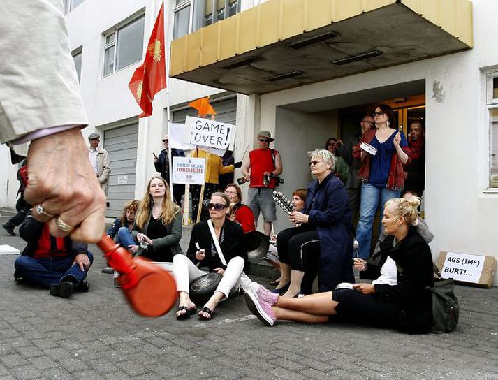 AGS vekur mismikla hrifningu hjá fólki. Myndin er frá mótmælum í sumar gegn aðkomu sjóðsins hér. Fulltrúar sjóðsins segjast vera stjórnvöldum til ráðgjafar um leiðir í efnahagsmálum. Ákvarðanir séu hins vegar stjórnvalda. Fréttablaðið/Anton