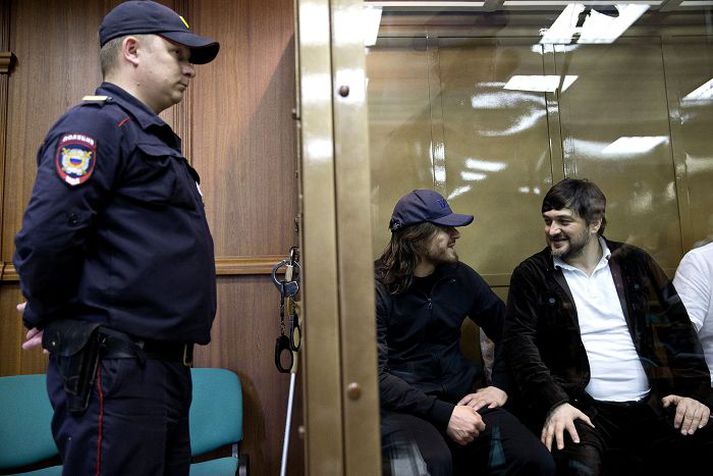 Bræðurnir Dsjabril og Rustam Makhmudov í réttarsal í Moskvu.