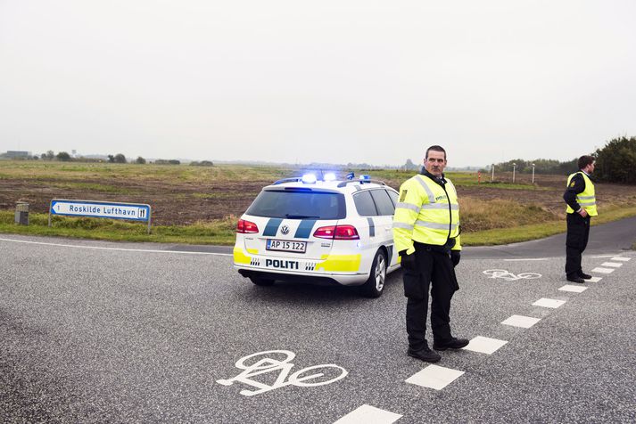 Danskir lögreglumenn loka aðgangi að Hróarskelduflugvelli.