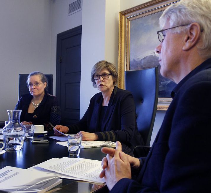 Þau Hrefna Friðriksdóttir, Hjördís Hákonardóttir og Jón Friðrik Sigurðsson kynntu skýrslu sína á blaðamannafundi í gær.Fréttablaðið/GVA