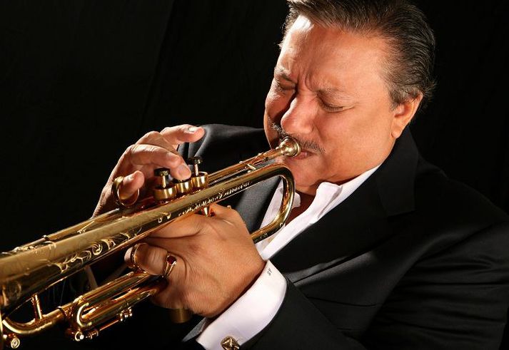Arturo Sandoval heiðrar minningu Dizzie Gillespie á sinni nýjustu plötu, Dear Diz.