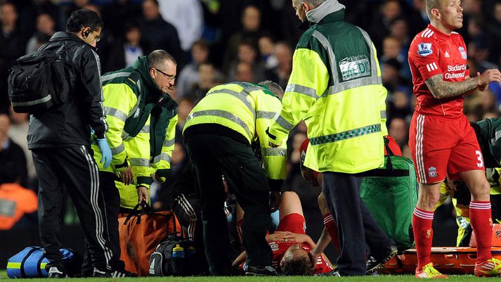 Lucas Leiva liggur hér í grasinu eftir að hann sleit krossband á móti Chelsea.