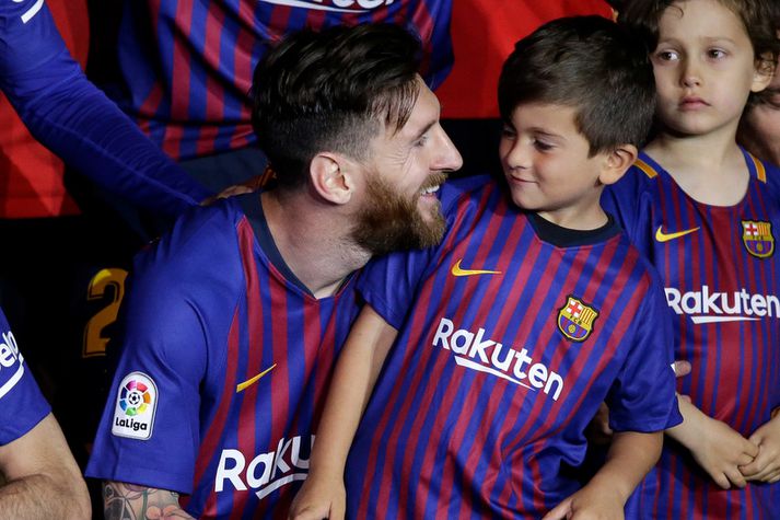 Lionel Messi með stráknum sínum Thiago.