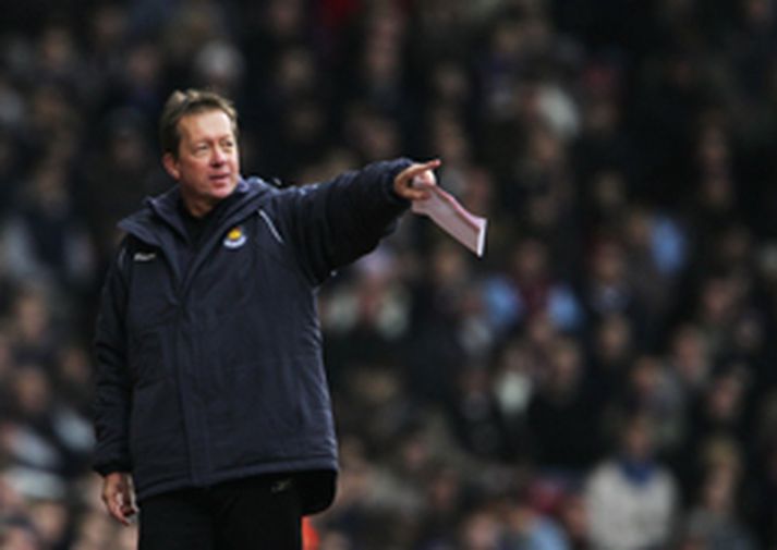 Alan Curbishley byrjaði ferilinn hjá West Ham með sigri gegn Man. Utd. en fékk skell gegn Portsmouth í gær.