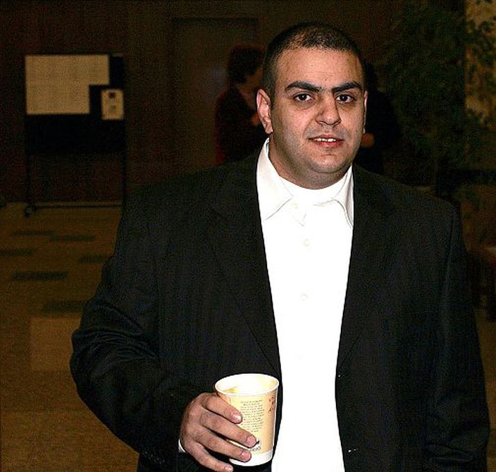 Alex Masaid mætti fyrir dómara og gaf skýrslu á arabísku með aðstoð túlks. Hann er fær um að spjalla milliliðalaust við blaðamenn og verjanda á ensku.