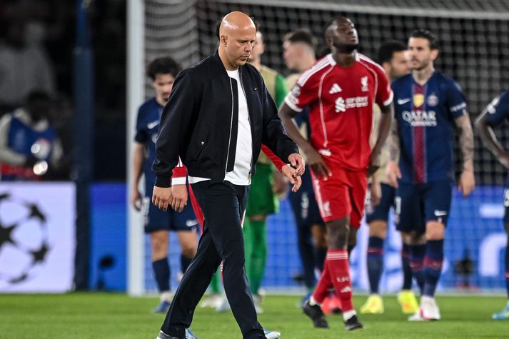 Arne Slot, knattspyrnustjóri Liverpool, gengur niðurlútur af velli eftir tapið á móti Paris Saint-Germain á Parc des Princes í gærkvöldi.