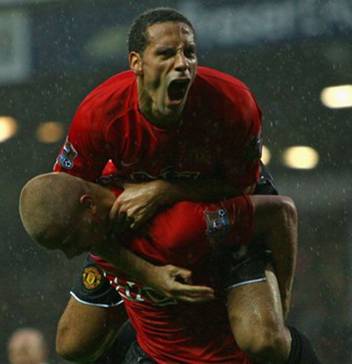 Rio Ferdinand fagnar marki félaga síns Wes Brown í rigningunni