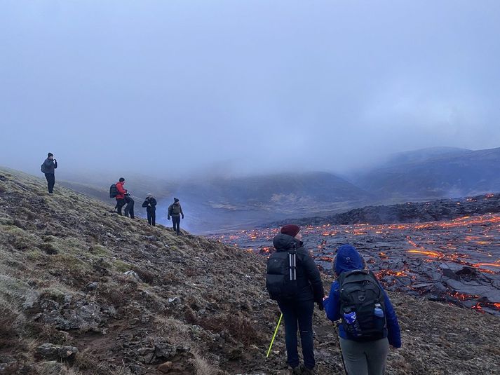 Það var þó nokkuð af fólki upp í Geldingadal snemma í morgun.