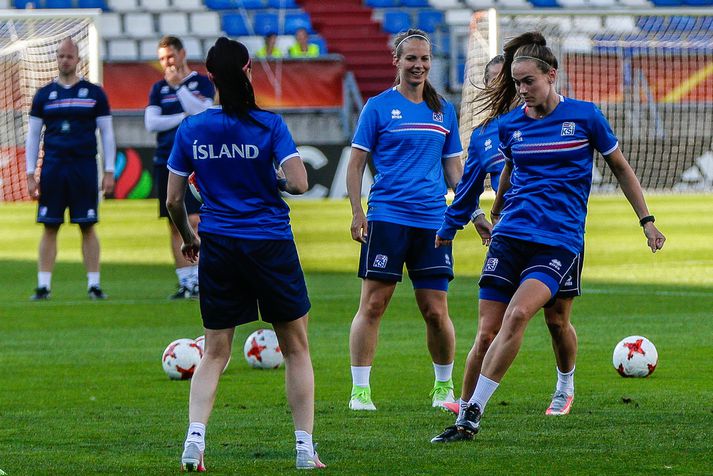 Katrín (til hægri) á æfingu með stelpunum okkar á keppnisleikvanginum í Tilburg í gær.