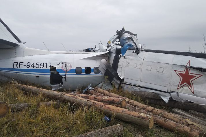 Vél af gerðinni L-410 hrapaði til jarðar í Rússlandi í morgun með 22 innanborðs. Fyrst var talið að nítján hefðu farist en heilbrigðisráðuneyti Rússlands staðfesti fyrir skömmu að sextán séu látnir.