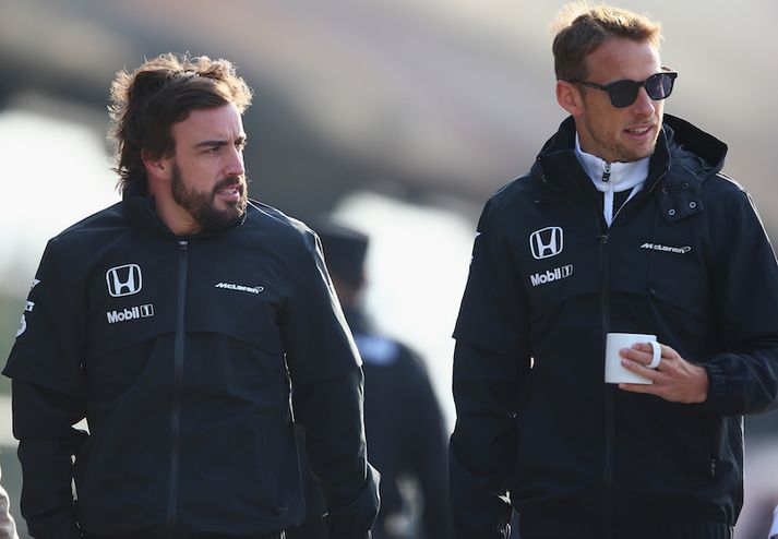 Alonso og Button ræða málin í göngutúr með tebolla.