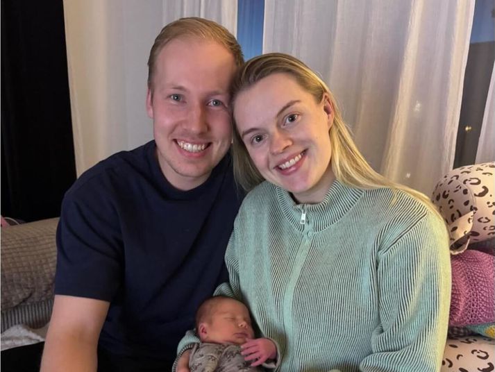 Guðný Árnadóttir og Pétur Hrafn Friðriksson með nýfæddu dóttur sína.