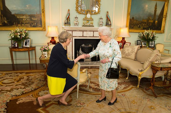 Myndin var tekin í gær þegar Theresa May tók við stöðu forsætisráðherra í Buckingham höll.