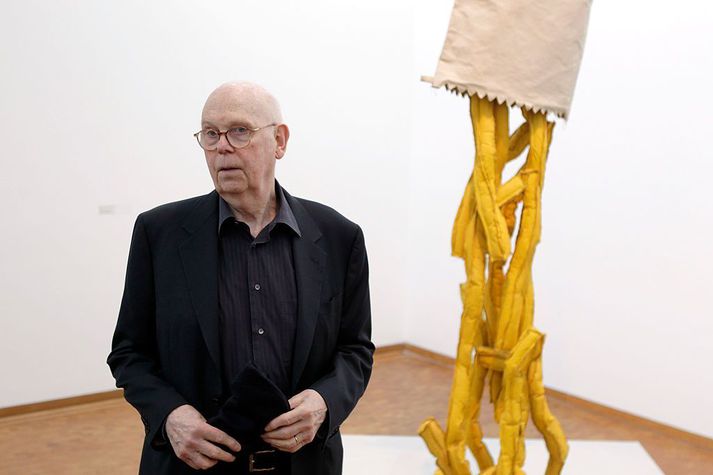 Claes Oldenburg við hjá einu af verkum sínum.