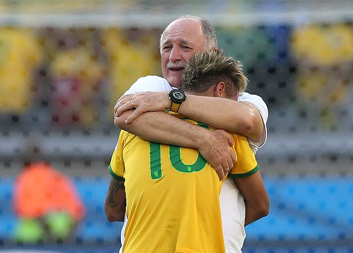 Scolari faðmar Neymar að sér í leikslok.