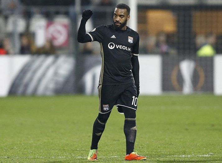 Alexandre Lacazette skoraði tvö mörk í öruggum sigri Lyon á AZ Alkmaar.